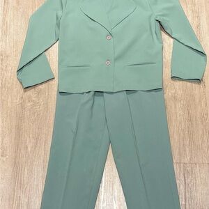 Chic Women's Green Pantsuit